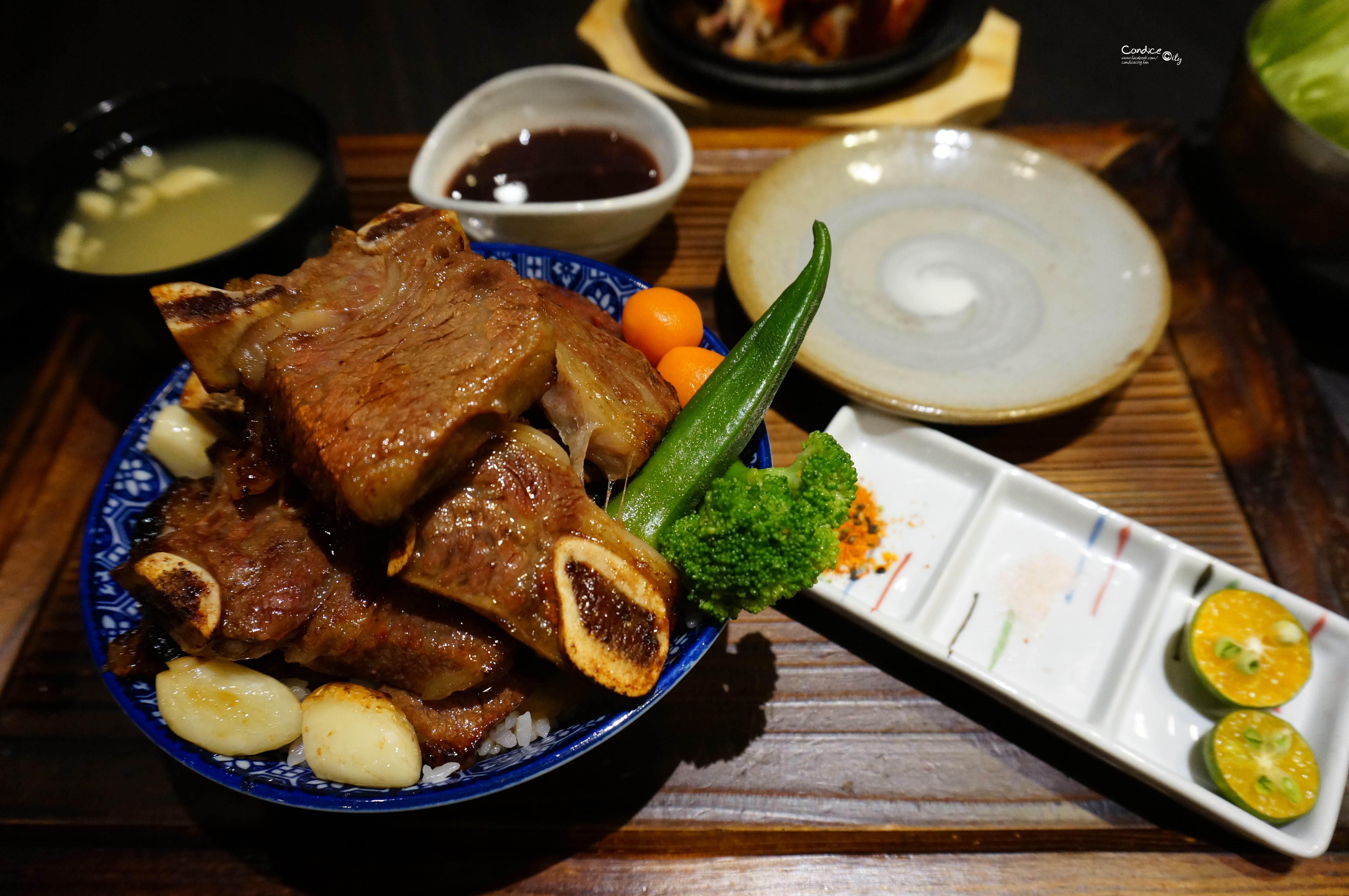 《南港》開丼 堆得跟山一樣高的牛小排丼 Global Mall南港環球美食 @陳小沁の吃喝玩樂