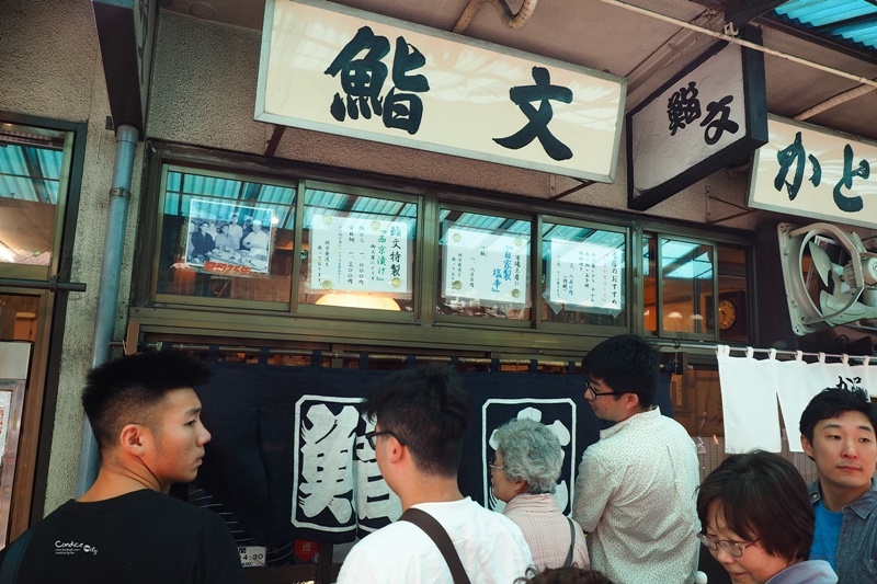 【東京景點】築地市場 東京必訪!美食多,築地市場乾淨整齊很好逛!