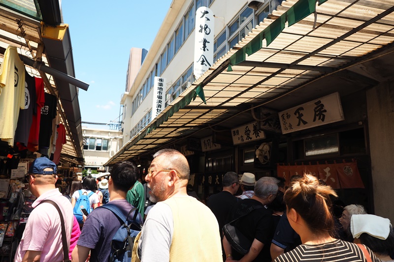 【東京景點】築地市場 東京必訪!美食多,築地市場乾淨整齊很好逛!