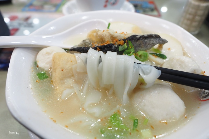 《香港美食》銀龍茶餐廳,隨便點都好吃的尖沙嘴美食!推薦魚蛋河