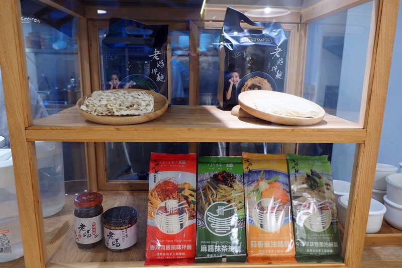 老媽拌麵-關廟麵專門店｜麻辣牛肉麵好過癮,東區美食小吃推薦!