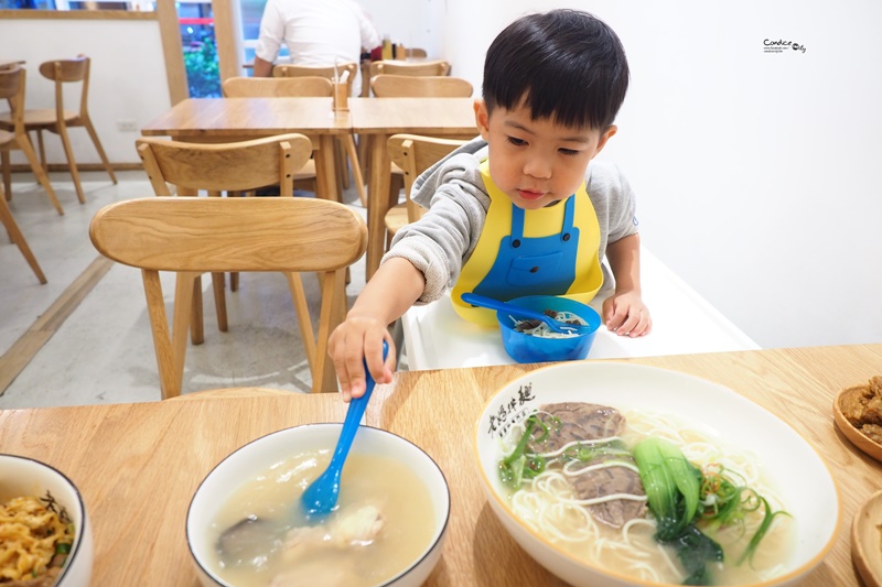 老媽拌麵-關廟麵專門店｜麻辣牛肉麵好過癮,東區美食小吃推薦!