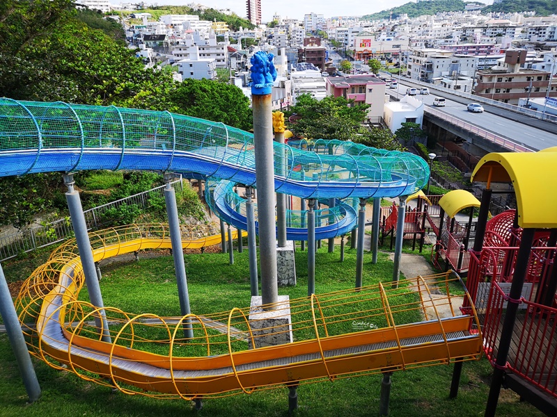 海軍壕公園溜滑梯｜沖繩溜滑梯公園推薦,超長溜滑梯,小孩超愛的沖繩親子景點!