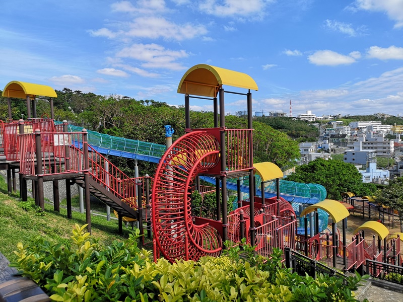 海軍壕公園溜滑梯｜沖繩溜滑梯公園推薦,超長溜滑梯,小孩超愛的沖繩親子景點!