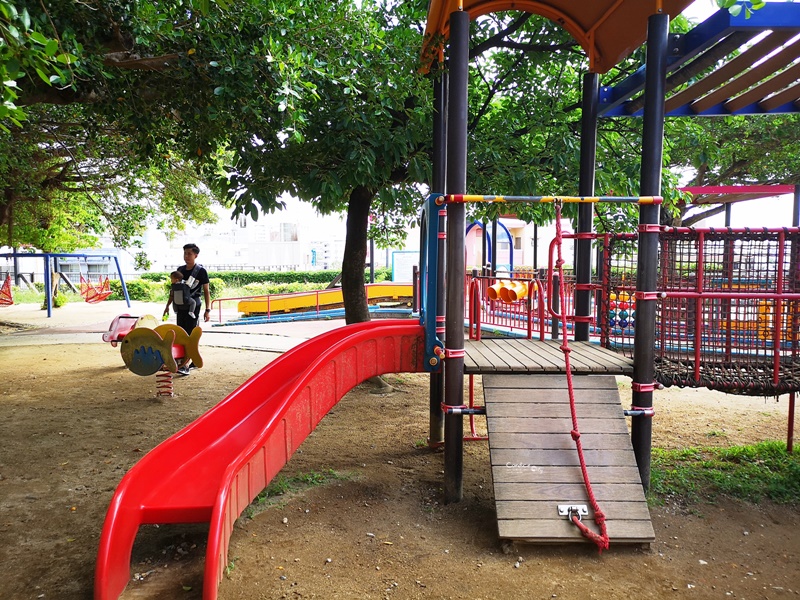 海軍壕公園溜滑梯｜沖繩溜滑梯公園推薦,超長溜滑梯,小孩超愛的沖繩親子景點!