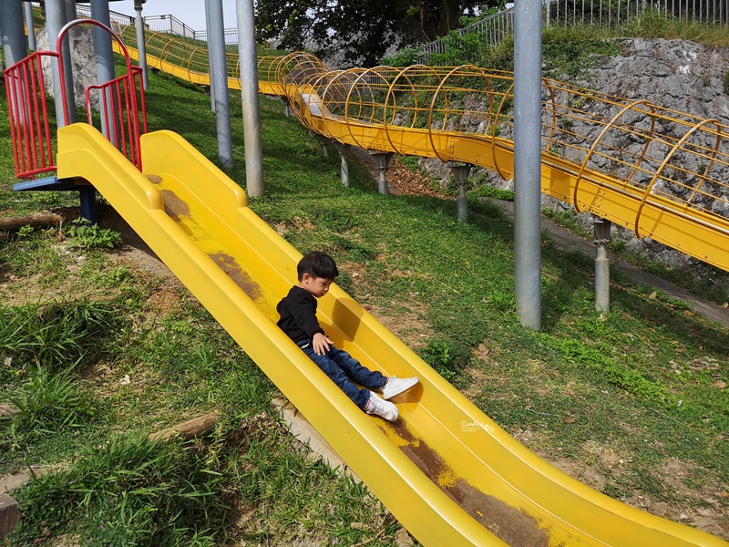 海軍壕公園溜滑梯｜沖繩溜滑梯公園推薦,超長溜滑梯,小孩超愛的沖繩親子景點!