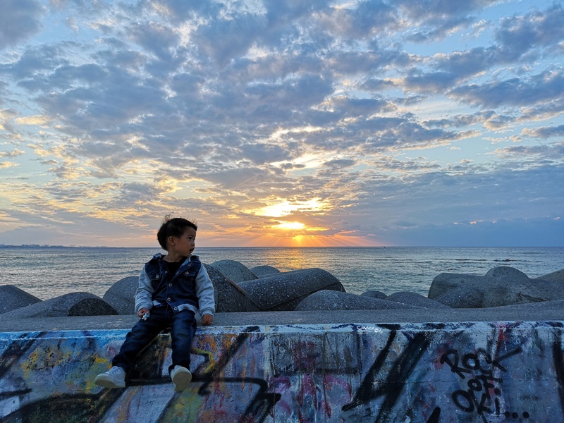 美國村日落海灘｜沖繩自由行最愛景點!沖繩必去海灘,可遠眺摩天輪超悠閒!