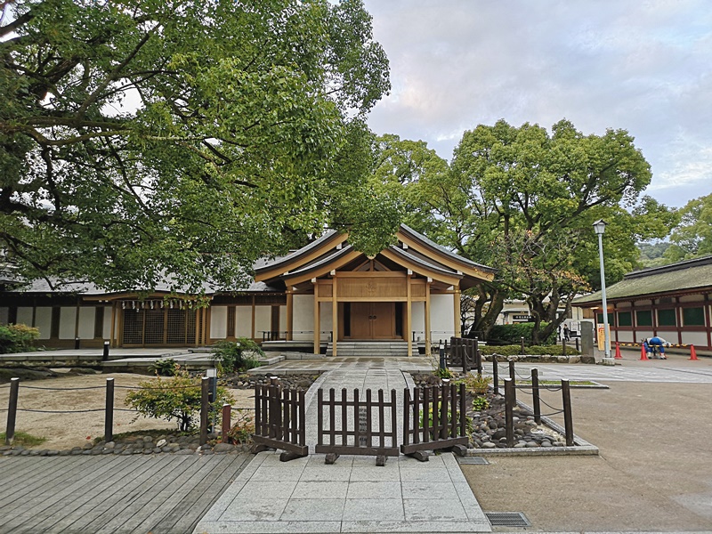 太宰府天滿宮｜表參道商店街吃美食,星巴克超美,還有必吃梅枝餅!停車位置分享