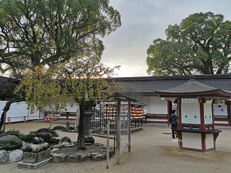 太宰府天滿宮｜表參道商店街吃美食,星巴克超美,還有必吃梅枝餅!停車位置分享