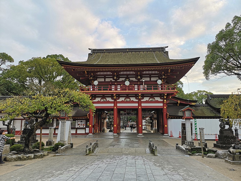 太宰府天滿宮｜表參道商店街吃美食,星巴克超美,還有必吃梅枝餅!停車位置分享