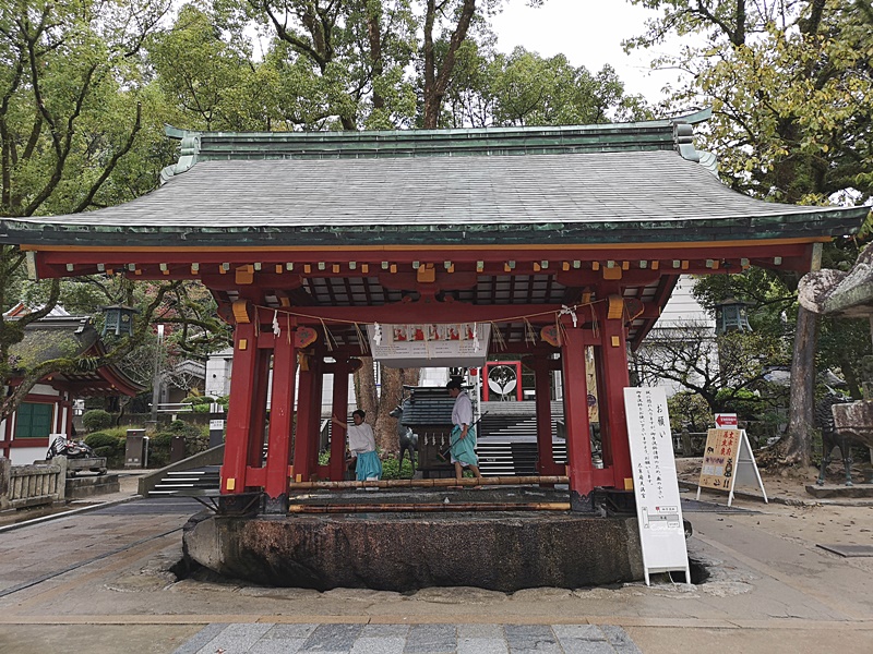 太宰府天滿宮｜表參道商店街吃美食,星巴克超美,還有必吃梅枝餅!停車位置分享