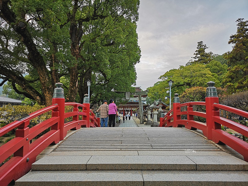 太宰府天滿宮｜表參道商店街吃美食,星巴克超美,還有必吃梅枝餅!停車位置分享