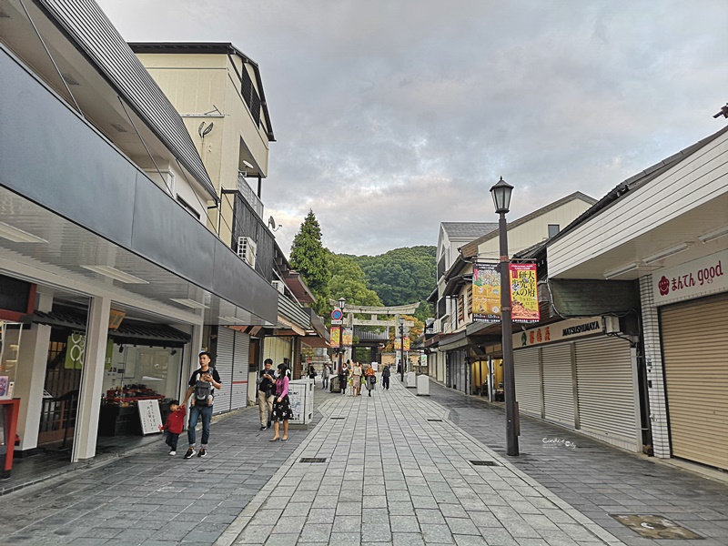 太宰府天滿宮｜表參道商店街吃美食,星巴克超美,還有必吃梅枝餅!停車位置分享