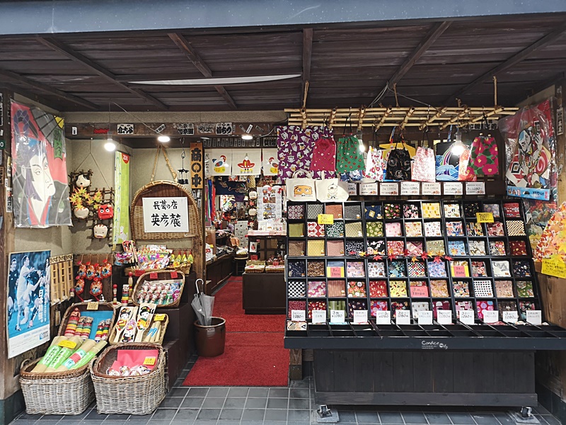 太宰府天滿宮｜表參道商店街吃美食,星巴克超美,還有必吃梅枝餅!停車位置分享