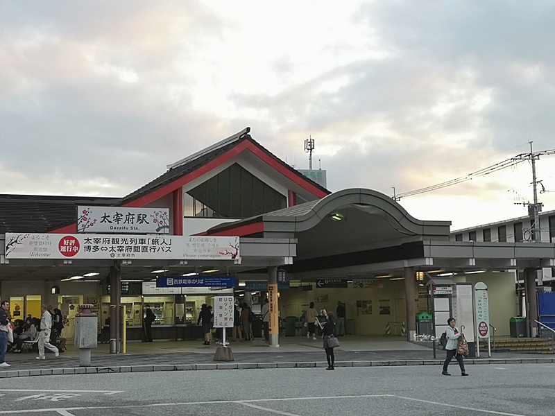 太宰府天滿宮｜表參道商店街吃美食,星巴克超美,還有必吃梅枝餅!停車位置分享