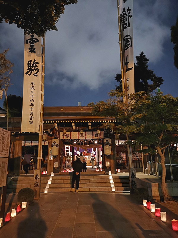 櫛田神社｜值得走走參拜的神社,還有神燈,晚上拍照超美!