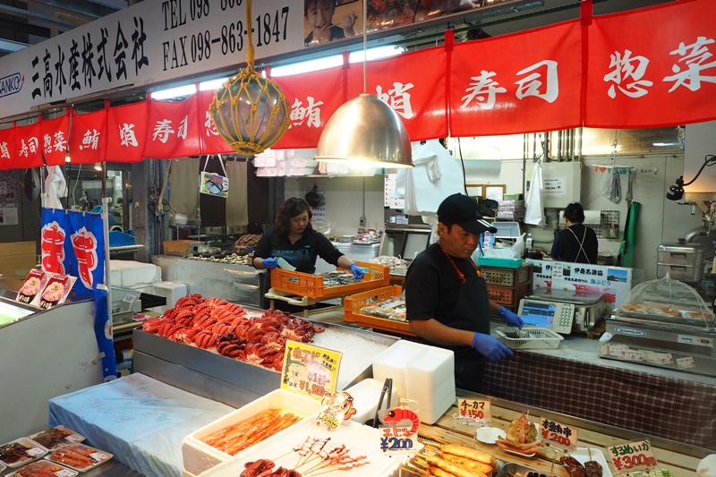 泊港漁市場｜新鮮漁貨,必吃生魚片,生蠔,烤海鮮!沖繩那霸早餐推薦