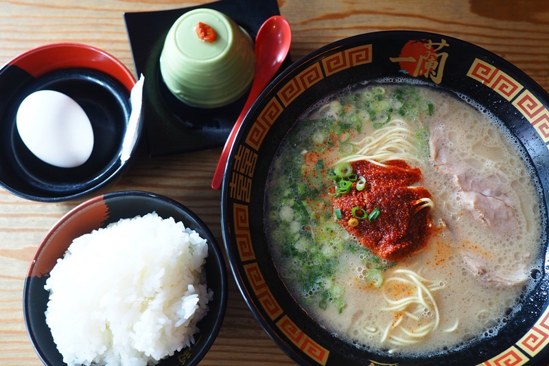 一蘭拉麵本店｜中洲川端美食!博多必吃美食,到一蘭總店朝聖!一棟拉麵店好壯觀!