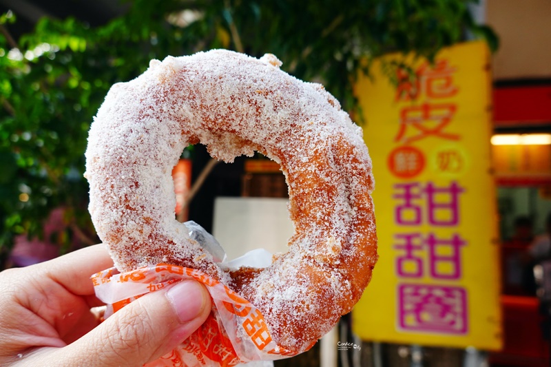 脆皮鮮奶甜甜圈｜台灣人的甜甜圈!超級好吃的台北車站甜點!人手一個排超長! @陳小沁の吃喝玩樂