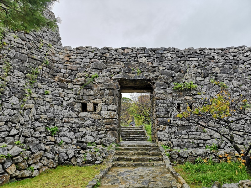 今歸仁城跡｜眺望海邊古城!世界遺產,櫻花季最美(沖繩北部景點)