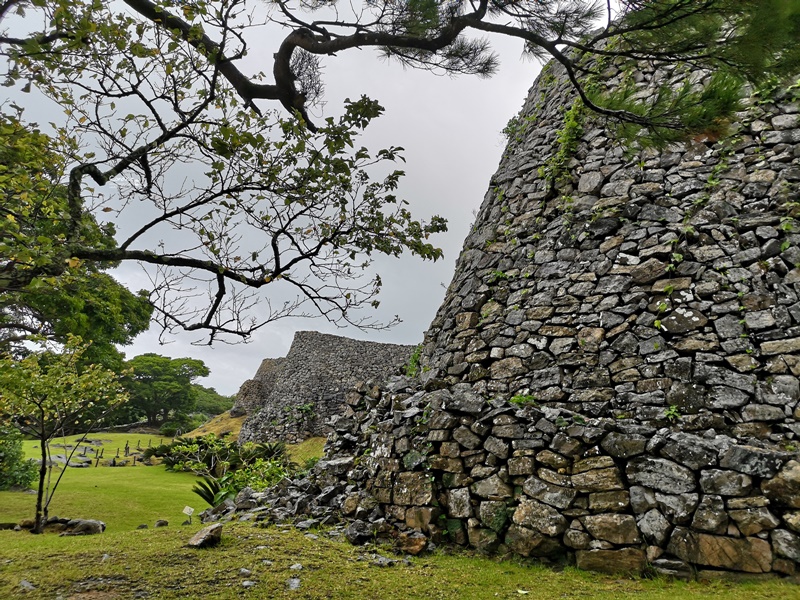 今歸仁城跡｜眺望海邊古城!世界遺產,櫻花季最美(沖繩北部景點)