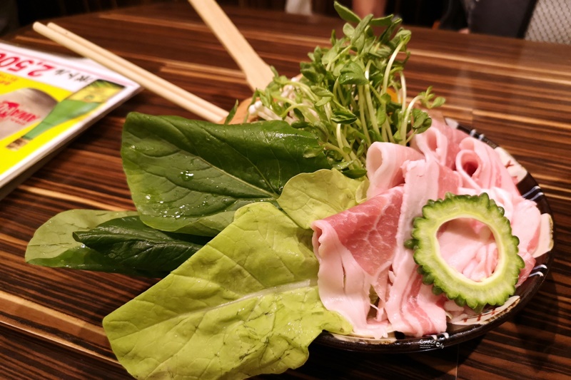 島豚屋｜蒸籠阿骨豬+苦瓜炒蛋,超級好吃那霸國際通美食推薦!