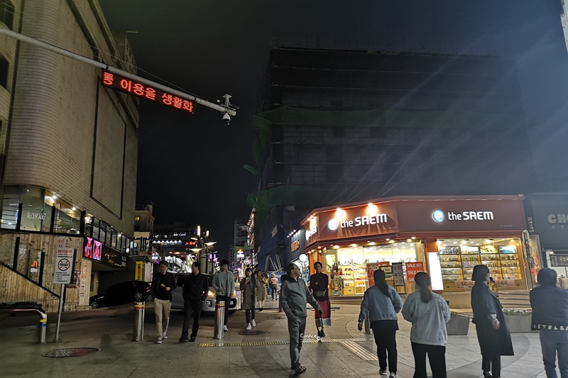 濟州島藝廊酒店｜一晚1000/房有找,超優地點,熱鬧逛街旁,濟州島機場11分鐘!