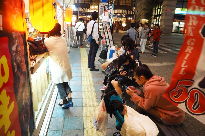 國際通立食串燒店｜和牛串燒,使用3度獲獎的和牛肉串,2.5倍大串燒!國際通美食!