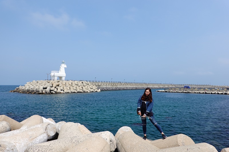 梨湖海水浴場｜紅白小馬燈塔超好拍!美麗海邊的小馬燈塔,濟州島必去景點!