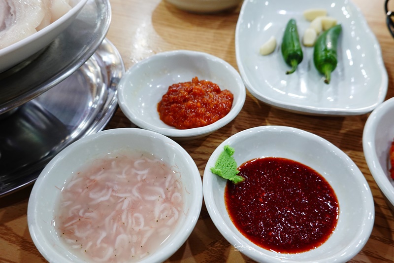 雙胞胎豬肉湯飯쌍둥이돼지국밥｜釜山美食,大淵站必吃!水煮豬肉菜包肉超好吃!