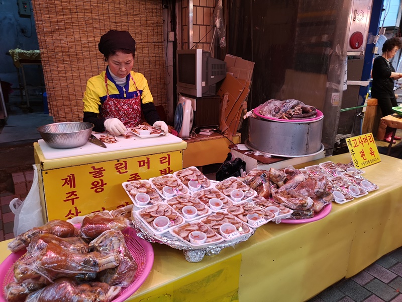 黑豬肉一條街,東門市場,生魚片一條街,中央地下街｜濟州島必去景點1次訪!