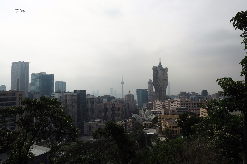 《澳門景點》東望洋燈塔,搭松山纜車至聖母雪地殿教堂,在地人推薦隱藏澳門景點