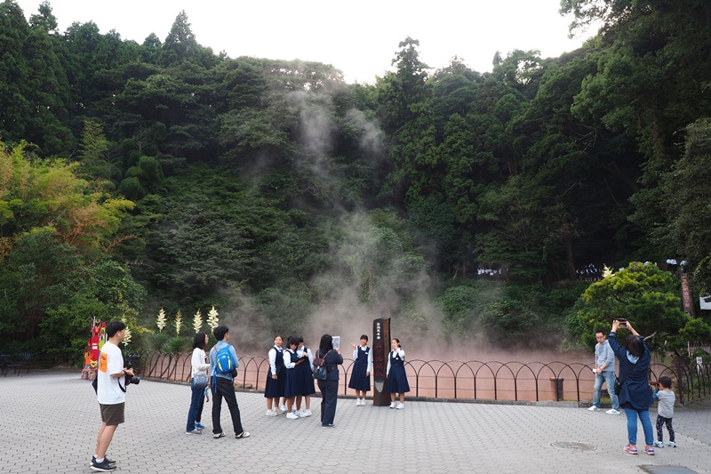 別府溫泉地獄-血之池地獄｜紅色溫泉神秘又特別!