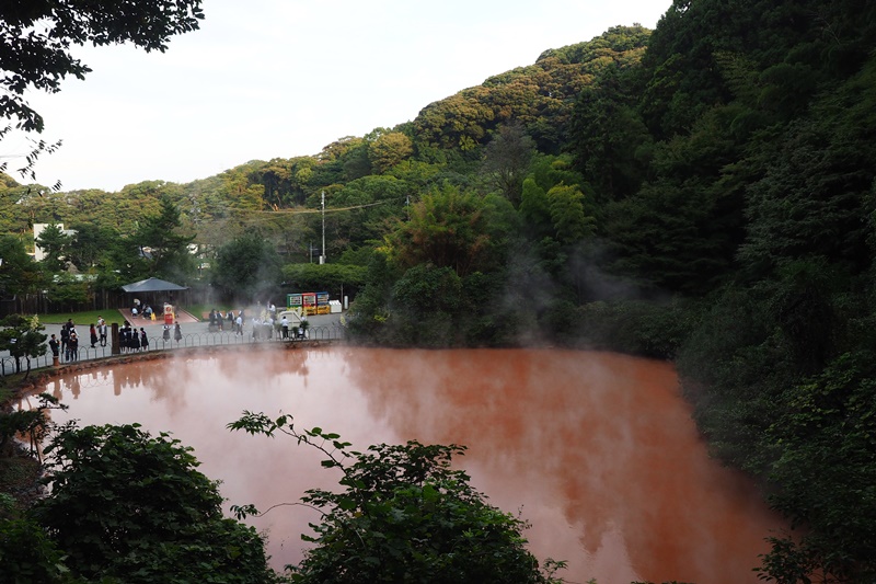 別府溫泉地獄-血之池地獄｜紅色溫泉神秘又特別!