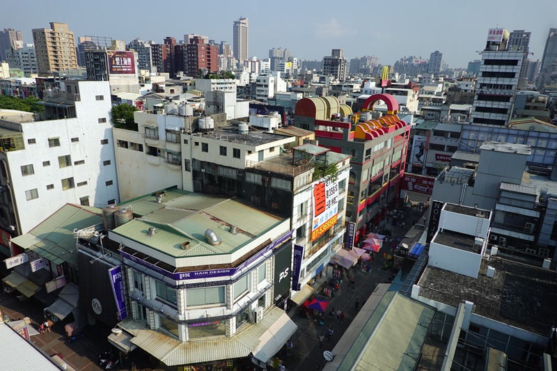 高雄英迪格酒店｜高空酒吧超美,中央公園新崛江商圈住宿推薦!旅展一泊二食划算!