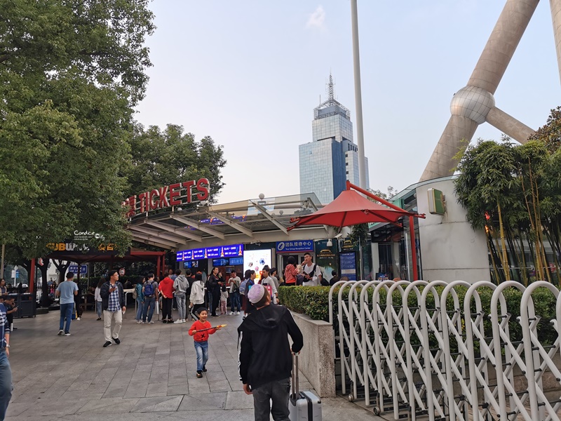 東方明珠旋轉餐廳｜東方明珠看夜景吃BUFFET晚餐,超享受上海夜景餐廳!