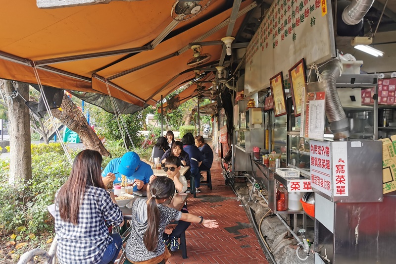 志明牛肉拉麵 北投總店｜台北牛肉麵,使用拉麵麵條!麵粗又Q,好吃!