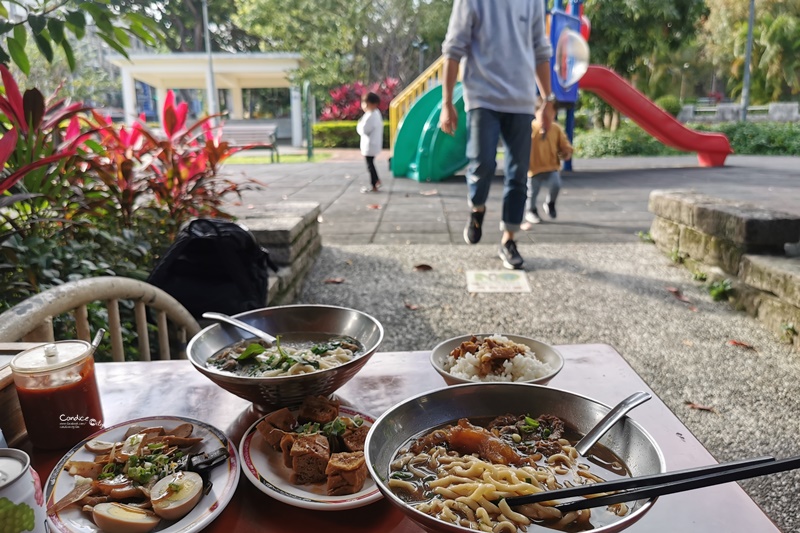 志明牛肉拉麵 北投總店｜台北牛肉麵,使用拉麵麵條!麵粗又Q,好吃!