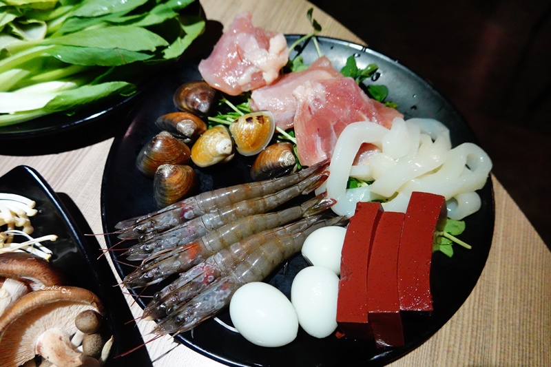 東北之家酸菜白肉鍋 青島店｜台北酸菜白肉鍋吃到飽!還有青花椒鍋!