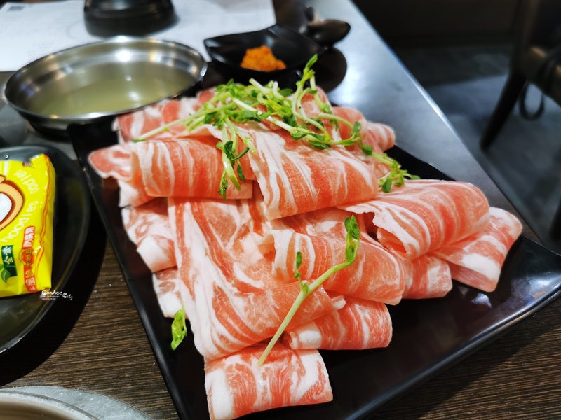 東湖涮涮鍋｜好吃的東湖火鍋!CP值高,冰淇淋飲料爆米花無限吃!