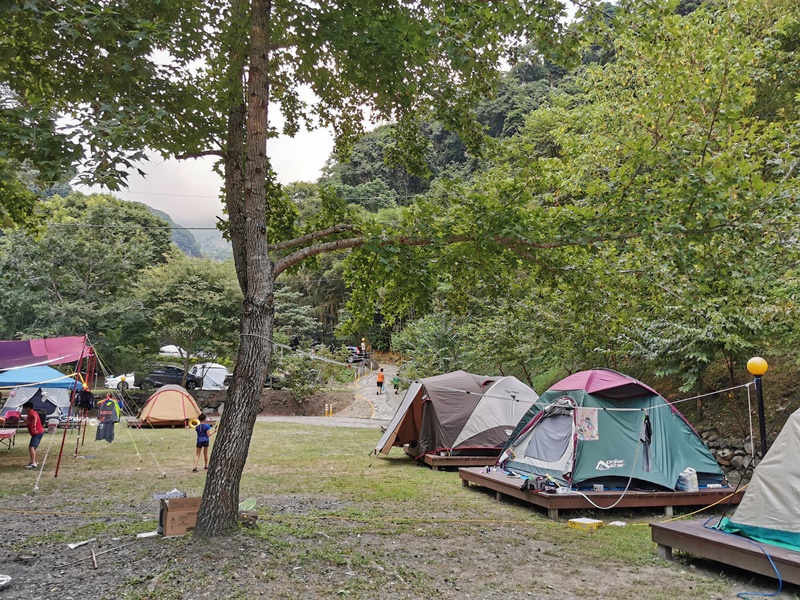 拉拉山樂野露營區｜瀑布露營區,夏天玩水聽瀑布聲睡覺好療癒!