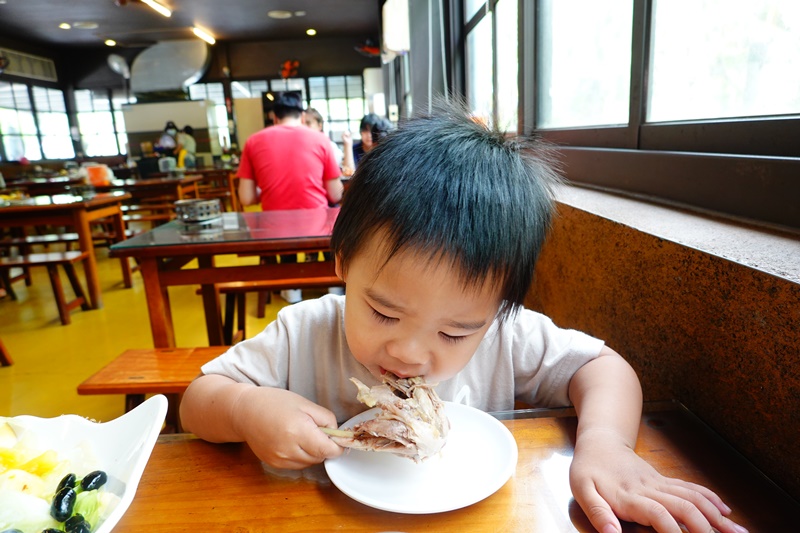 蘭陽老媽媽手工黑豆醬油｜套餐消費,吐司包窯烤雞加上豆腐乳!超美味宜蘭烤雞!