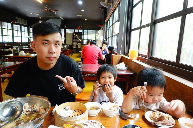 蘭陽老媽媽手工黑豆醬油｜套餐消費,吐司包窯烤雞加上豆腐乳!超美味宜蘭烤雞!