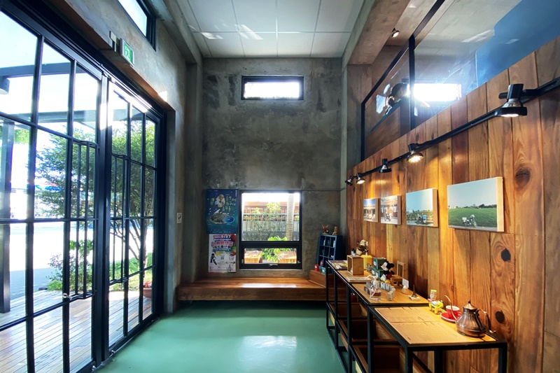 Community Cafe’ 墾墨咖啡｜超喜歡的台東咖啡廳,圖書館式網美牆!