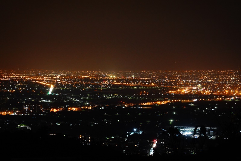 微笑灣農場｜宜蘭夜景露營區!還有無邊泳池,免搭帳小木屋!懶人露營來這兒!