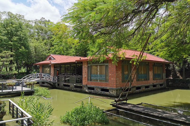 土角厝水上庭園餐廳｜超漂亮的水上餐廳!吃合菜好停車,紙教堂旁南投餐廳! @陳小沁の吃喝玩樂