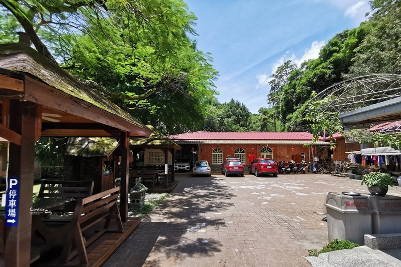 土角厝水上庭園餐廳｜超漂亮的水上餐廳!吃合菜好停車,紙教堂旁南投餐廳!