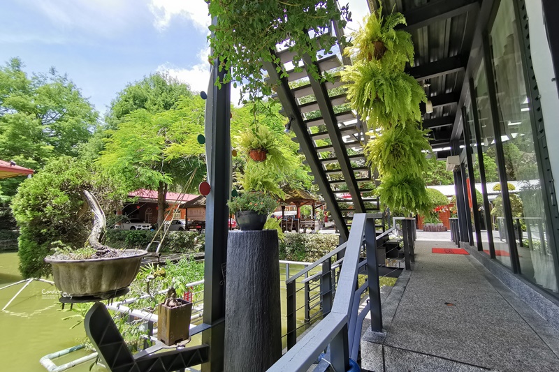 土角厝水上庭園餐廳｜超漂亮的水上餐廳!吃合菜好停車,紙教堂旁南投餐廳!