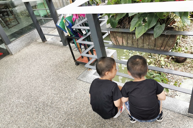 土角厝水上庭園餐廳｜超漂亮的水上餐廳!吃合菜好停車,紙教堂旁南投餐廳!