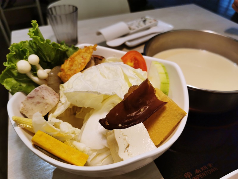 The SOUP 蔬店。手作鍋物內湖店｜全白裝潢吃火鍋!湯底鮮甜好料多!